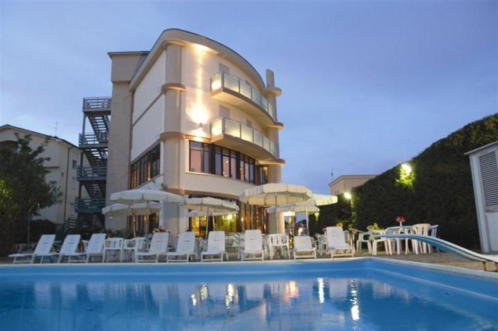 Hotel Capitol San Mauro Mare エクステリア 写真