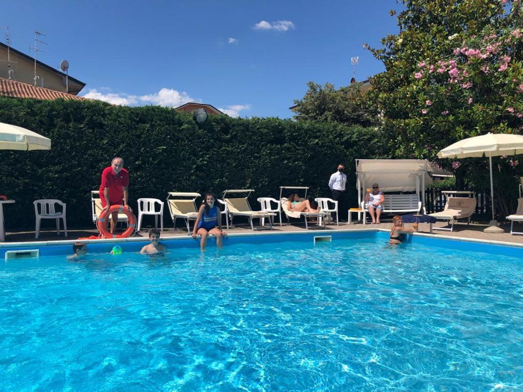 Hotel Capitol San Mauro Mare エクステリア 写真