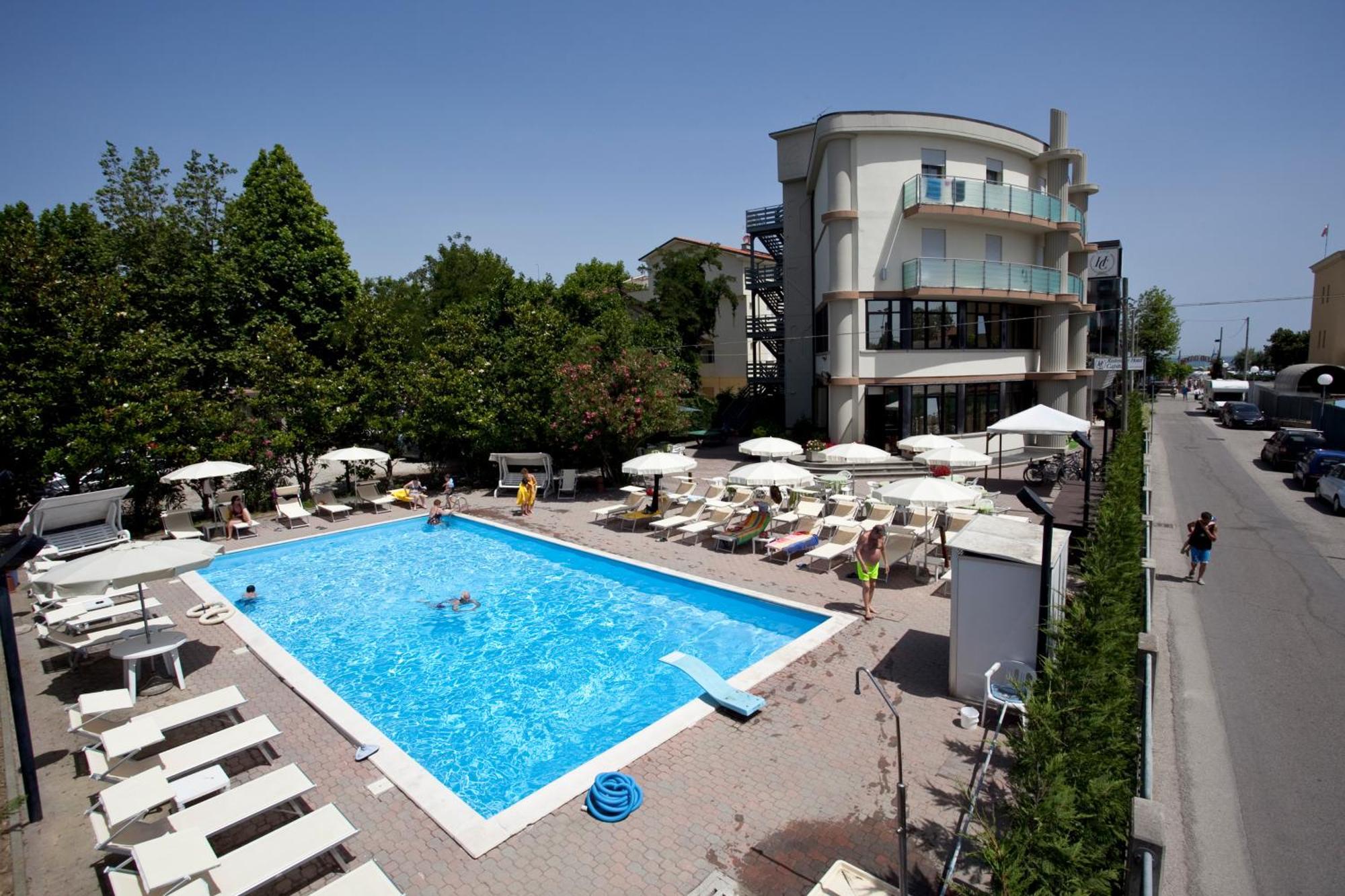 Hotel Capitol San Mauro Mare エクステリア 写真
